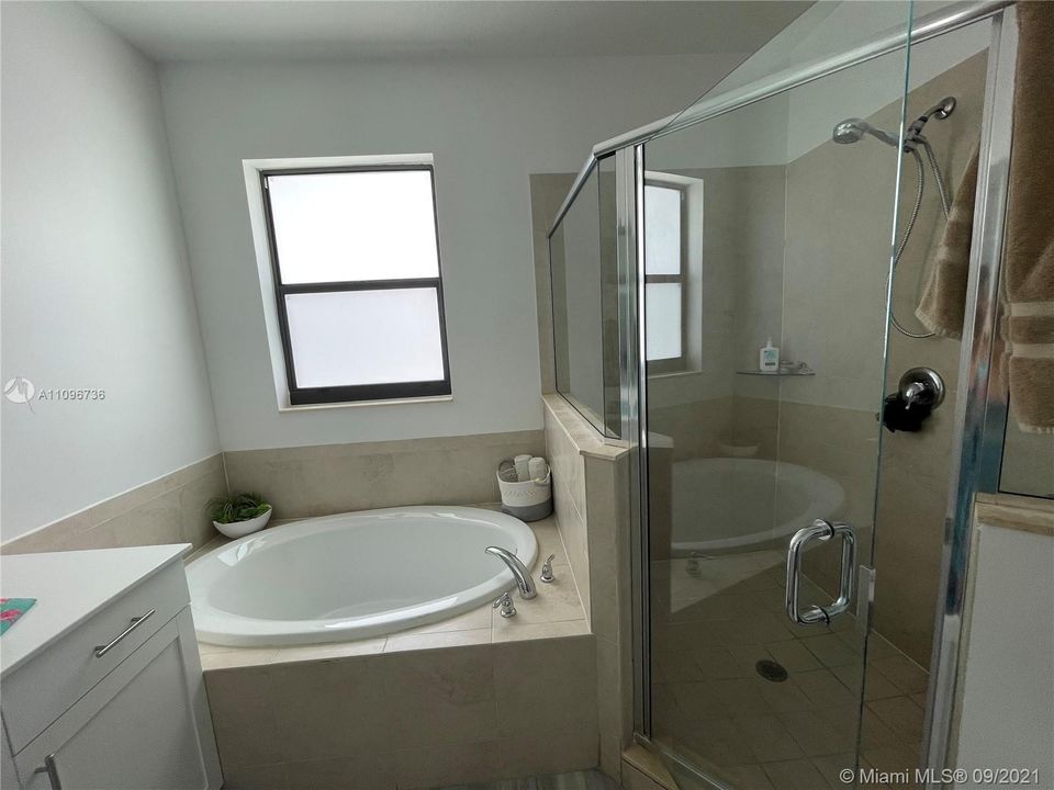 最近售出: $765,000 (4 贝兹, 3 浴室, 2642 平方英尺)
