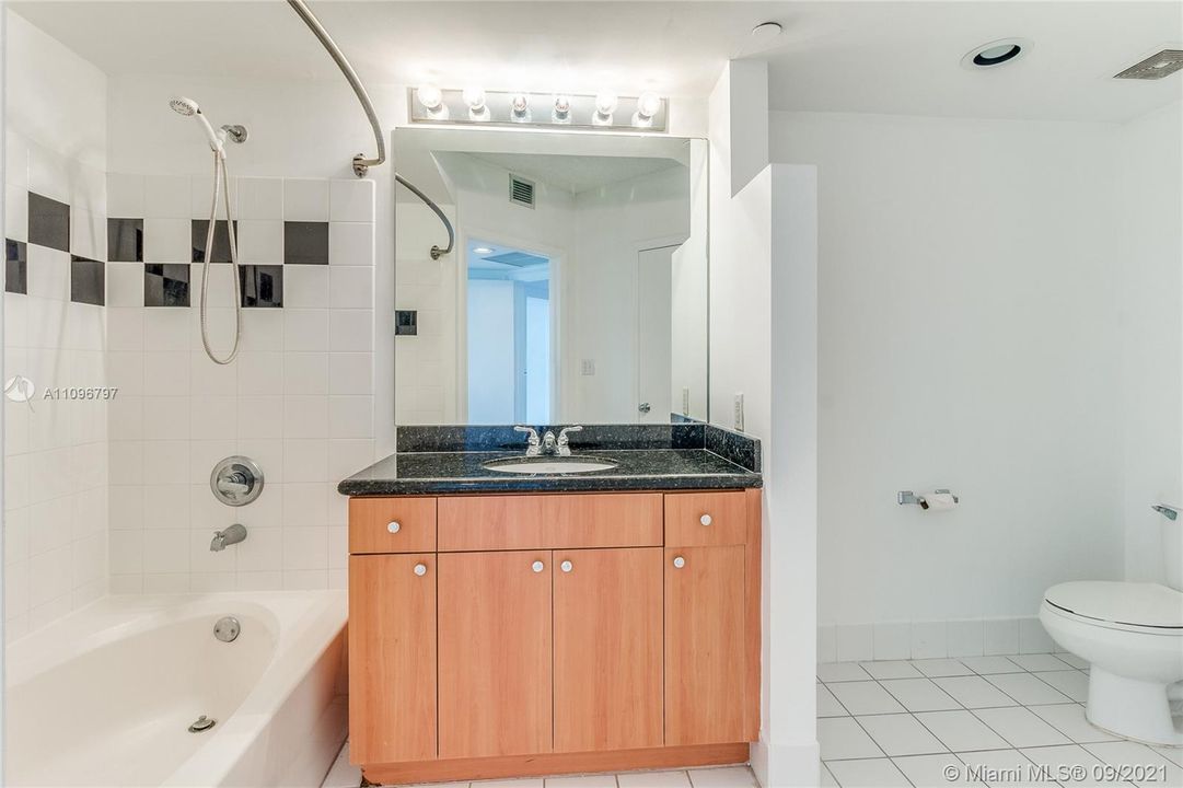 Recently Sold: $597,000 (2 beds, 2 baths, 1084 Square Feet)
