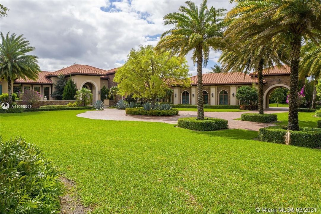 Recently Sold: $4,250,000 (4 beds, 5 baths, 7599 Square Feet)