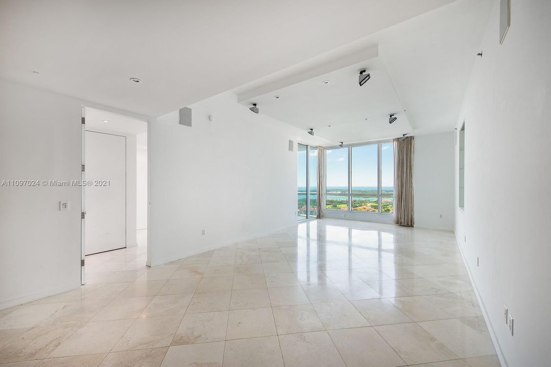Recently Sold: $5,100,000 (2 beds, 2 baths, 1791 Square Feet)