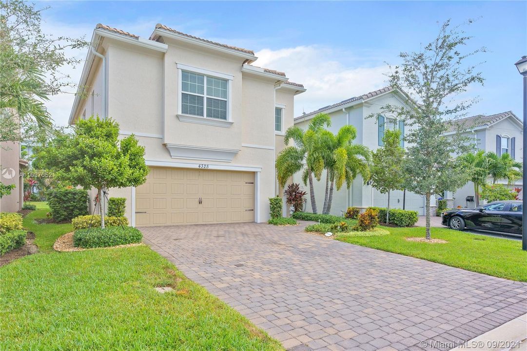 Recently Sold: $870,000 (3 beds, 2 baths, 2423 Square Feet)