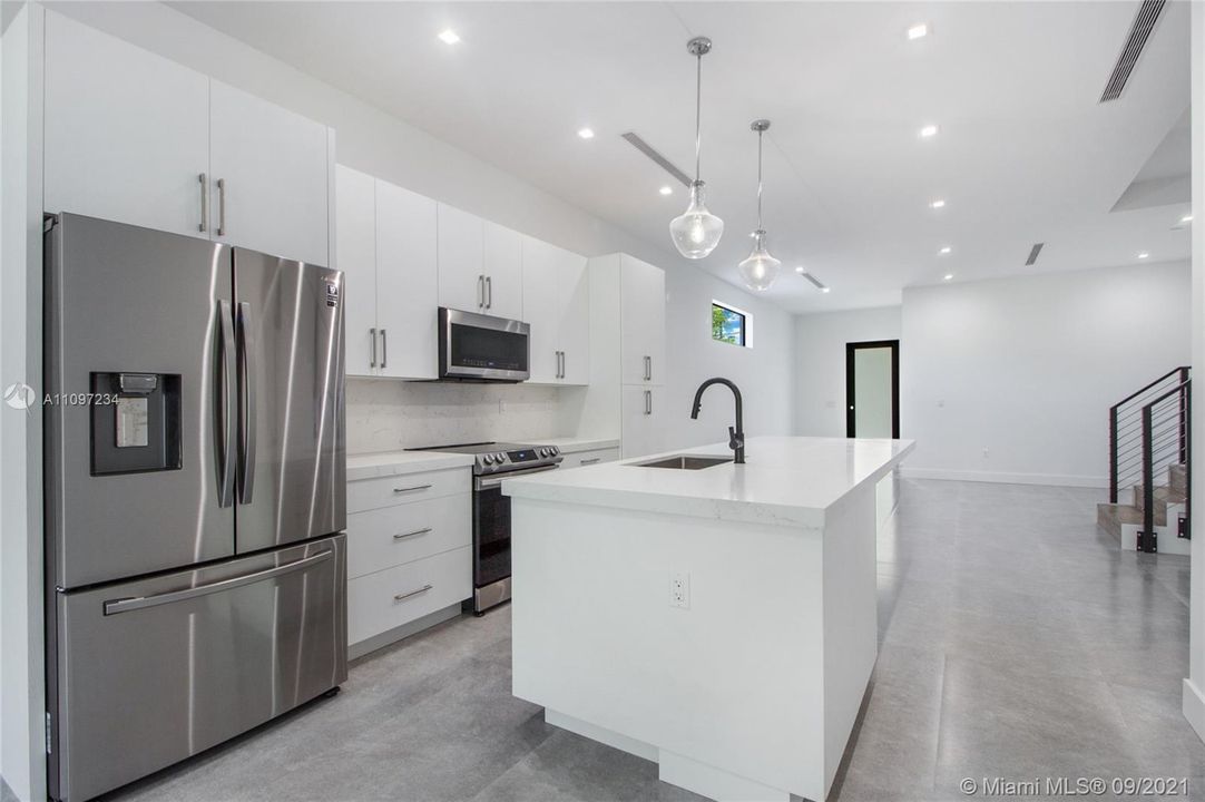 Recently Sold: $948,000 (3 beds, 4 baths, 2320 Square Feet)