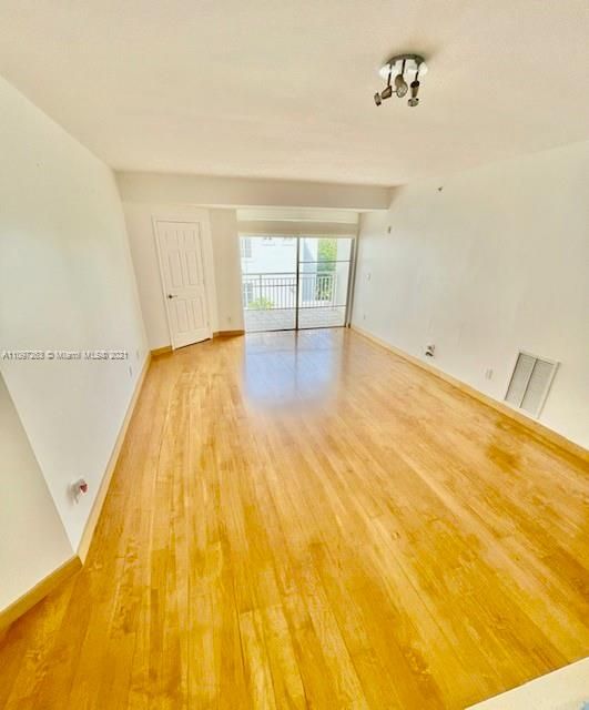 Recently Sold: $1,095,000 (2 beds, 2 baths, 1300 Square Feet)