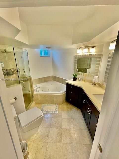 Recently Sold: $1,095,000 (2 beds, 2 baths, 1300 Square Feet)