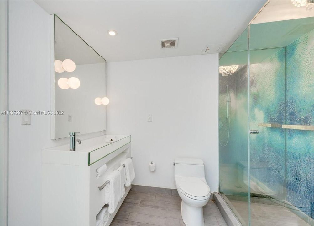 For Sale: $750,000 (1 beds, 1 baths, 696 Square Feet)