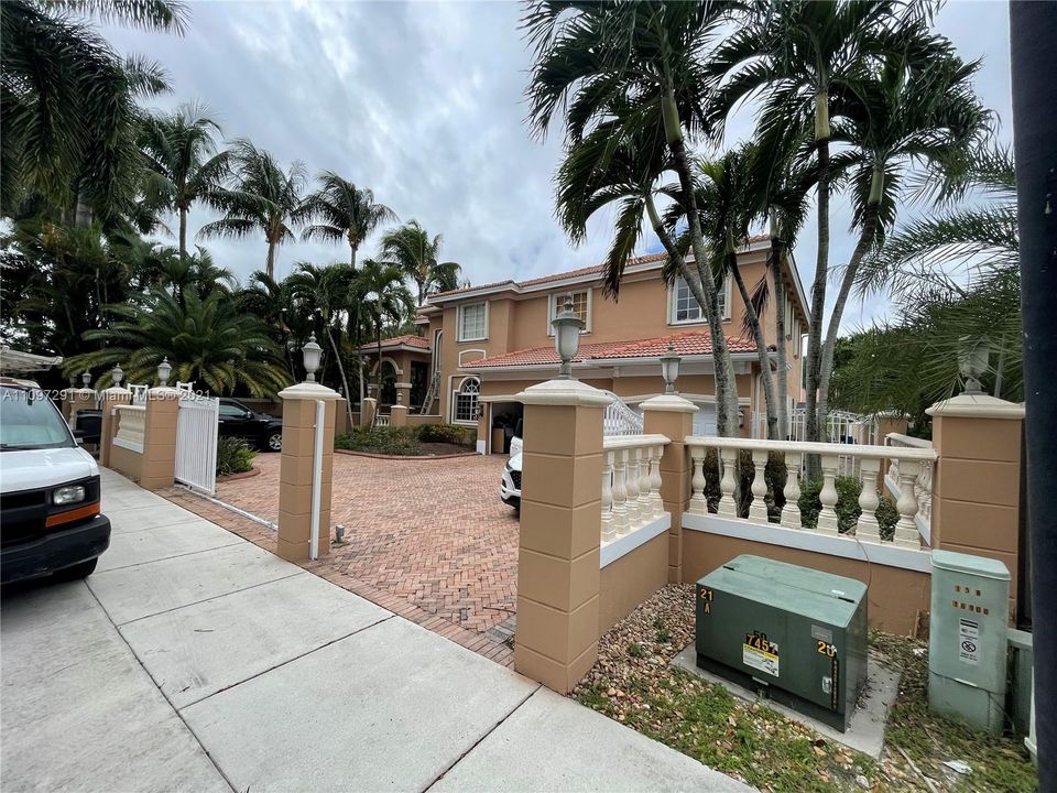 Recently Sold: $1,195,000 (6 beds, 4 baths, 3158 Square Feet)