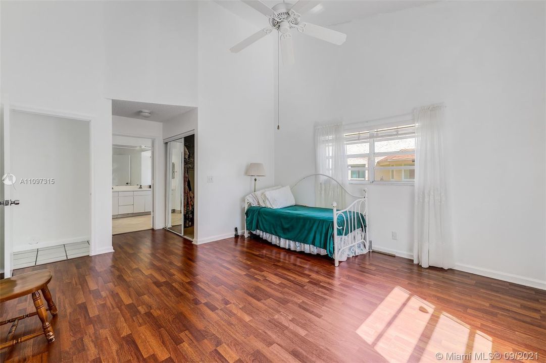 Recently Sold: $475,000 (3 beds, 2 baths, 1916 Square Feet)