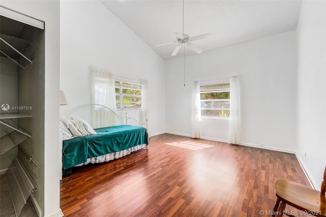 Recently Sold: $475,000 (3 beds, 2 baths, 1916 Square Feet)