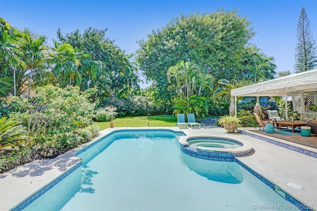 Recently Sold: $939,000 (3 beds, 2 baths, 1306 Square Feet)
