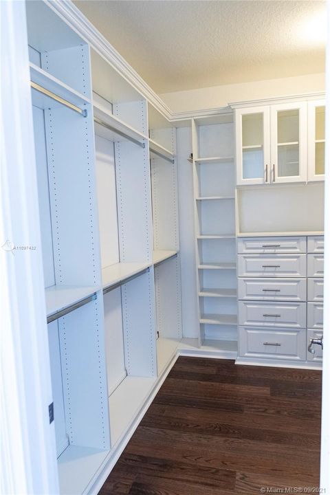 Mstr Custom Closet