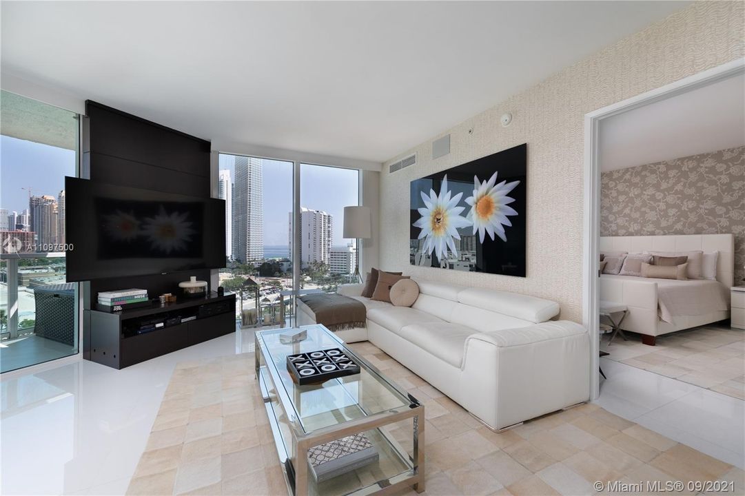 Recently Sold: $1,090,000 (3 beds, 2 baths, 1458 Square Feet)