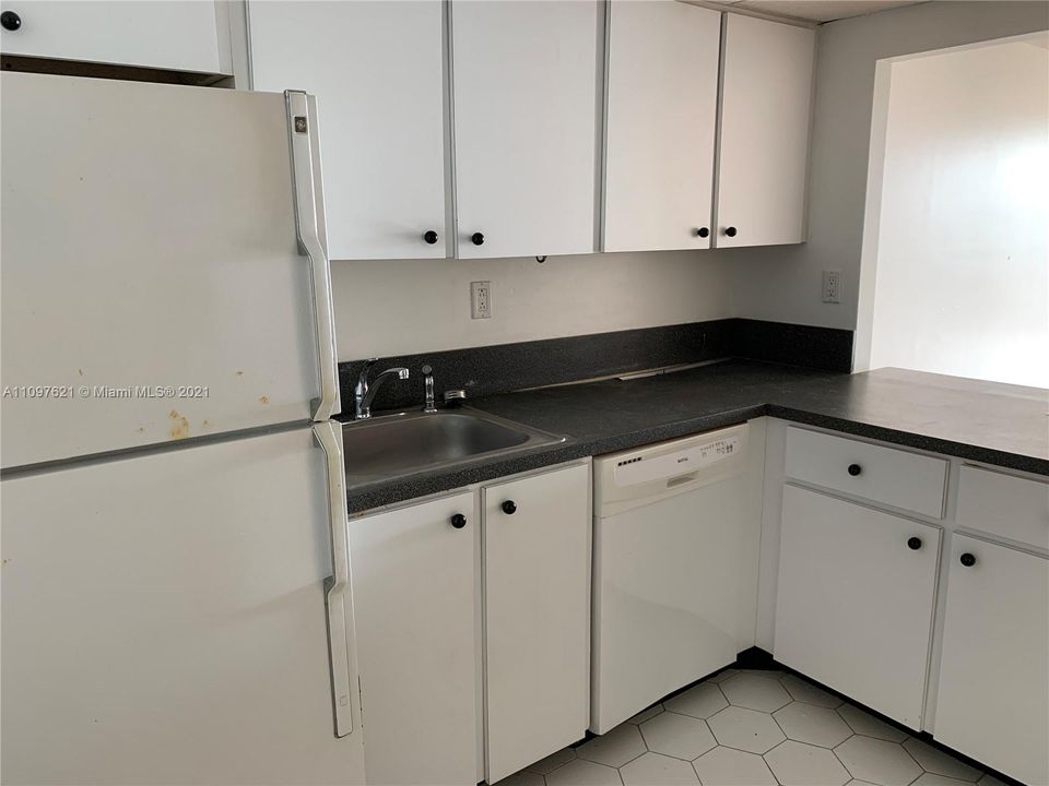 Recently Sold: $220,000 (1 beds, 1 baths, 915 Square Feet)