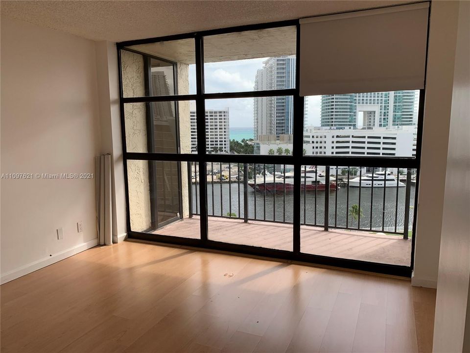 Recently Sold: $220,000 (1 beds, 1 baths, 915 Square Feet)