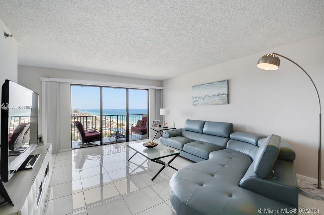 SPACIOUS LIVING ROOM, PRIVATE BALCONY AND OCEAN VIEWS