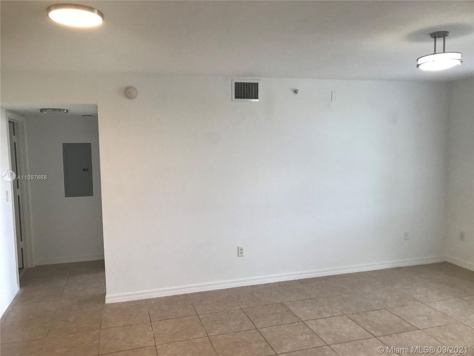 Recently Rented: $1,800 (2 beds, 2 baths, 880 Square Feet)