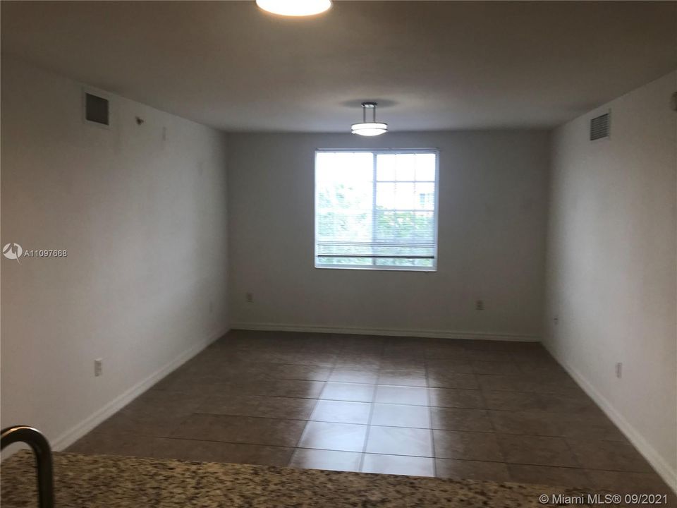 Recently Rented: $1,800 (2 beds, 2 baths, 880 Square Feet)