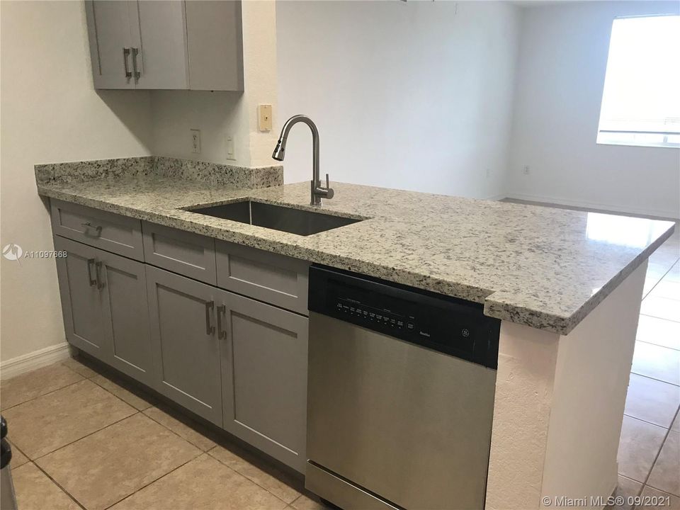 Recently Rented: $1,800 (2 beds, 2 baths, 880 Square Feet)