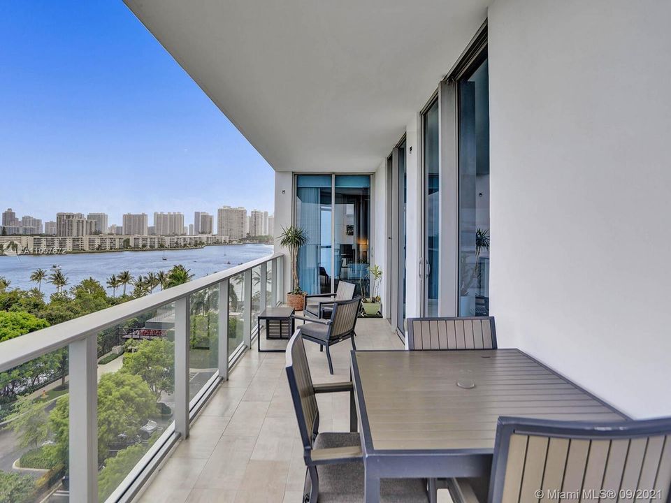 Recently Sold: $798,000 (2 beds, 2 baths, 1962 Square Feet)