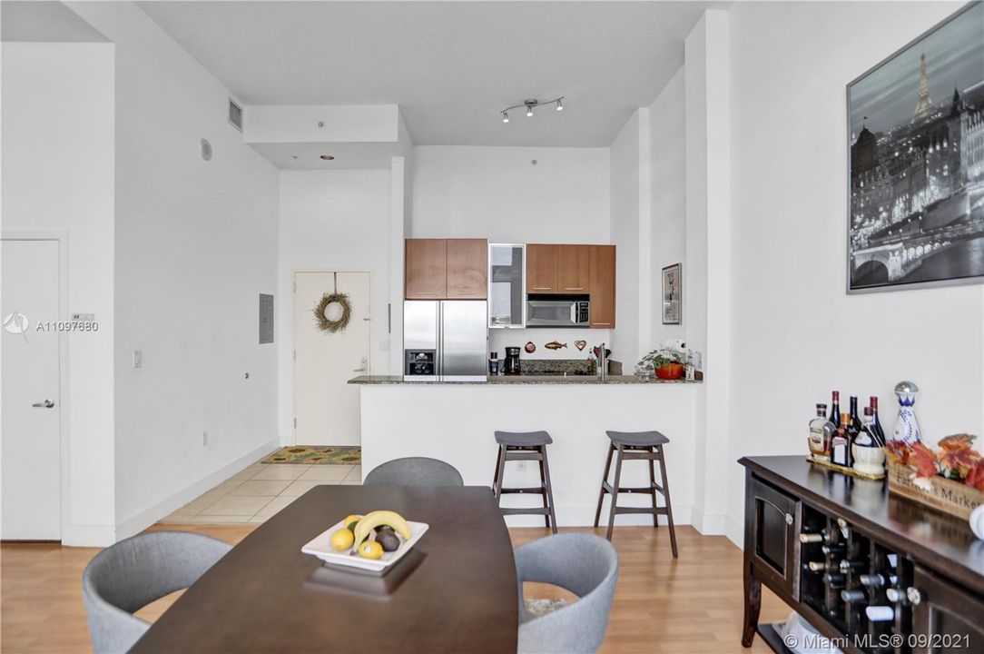 Recently Sold: $265,000 (1 beds, 1 baths, 890 Square Feet)