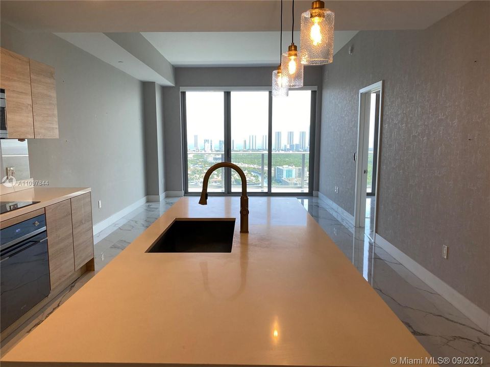 Recently Sold: $699,000 (2 beds, 2 baths, 1129 Square Feet)