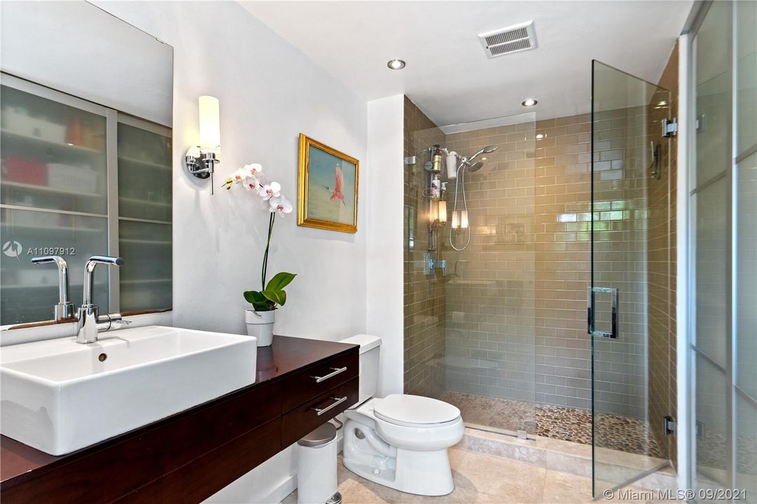 最近售出: $989,000 (2 贝兹, 2 浴室, 2071 平方英尺)
