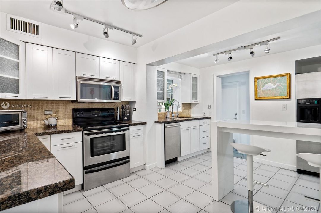 Recently Sold: $989,000 (2 beds, 2 baths, 2071 Square Feet)