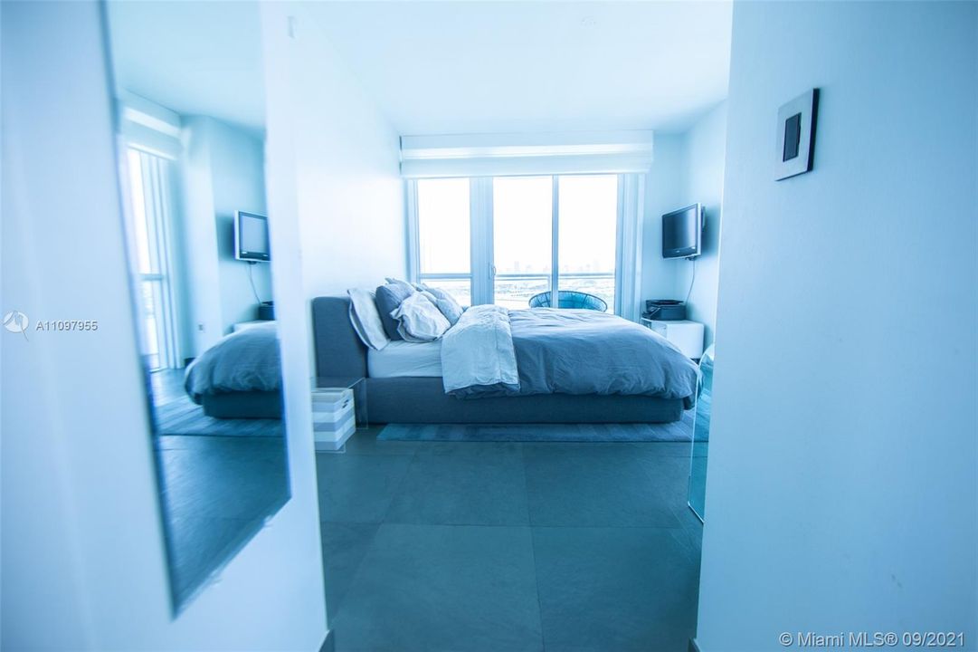 Recently Sold: $1,550,000 (2 beds, 2 baths, 1320 Square Feet)