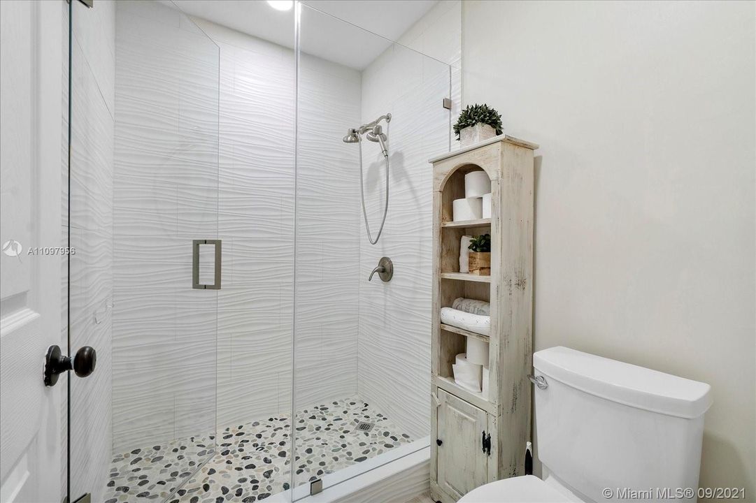 最近售出: $599,900 (3 贝兹, 2 浴室, 1279 平方英尺)