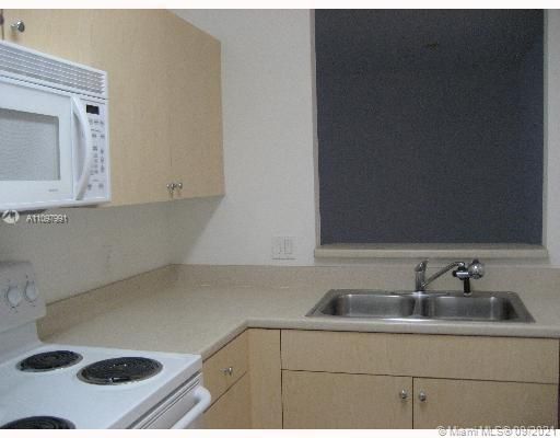 最近售出: $155,000 (3 贝兹, 2 浴室, 999 平方英尺)