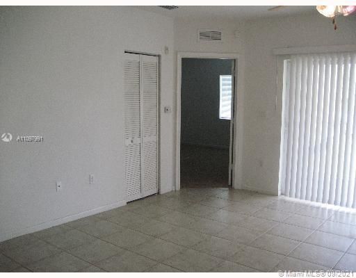 最近售出: $155,000 (3 贝兹, 2 浴室, 999 平方英尺)