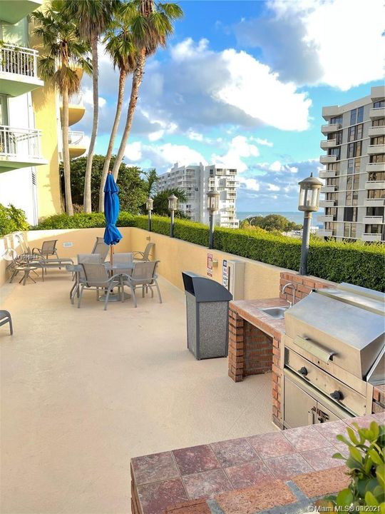 Recently Sold: $590,000 (2 beds, 2 baths, 1190 Square Feet)