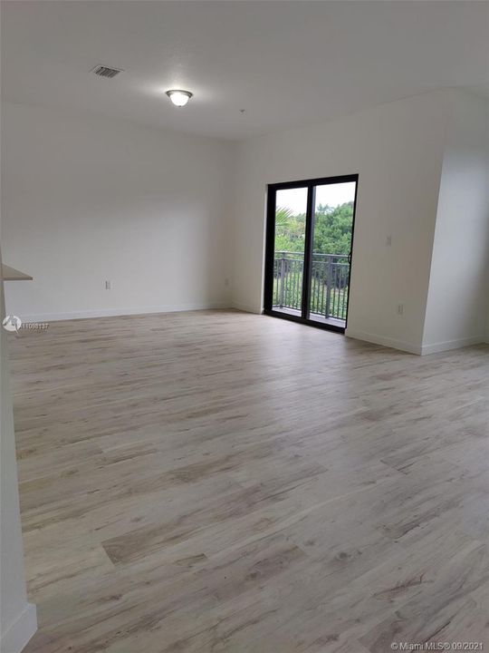 Vendido Recientemente: $329,990 (3 camas, 2 baños, 1477 Pies cuadrados)