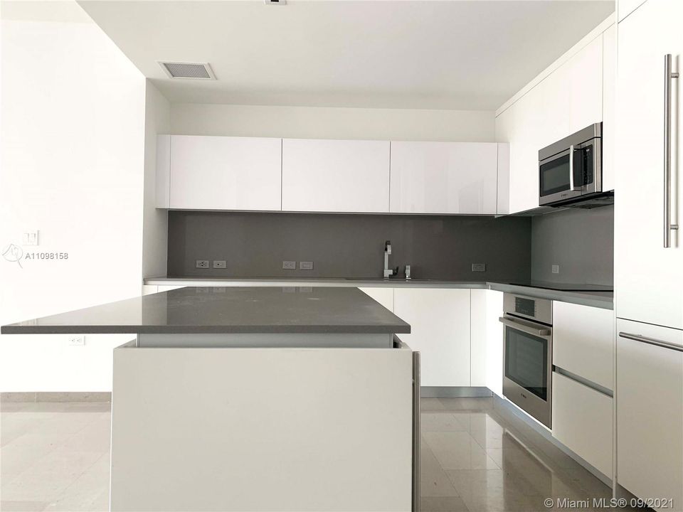 Recently Rented: $4,000 (1 beds, 1 baths, 976 Square Feet)