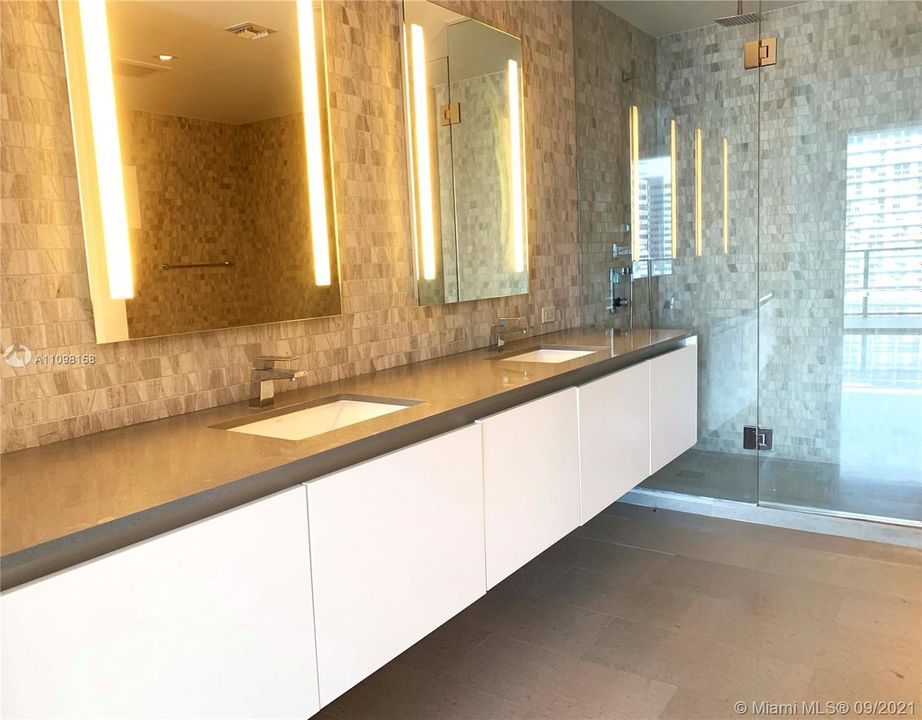 Recently Rented: $4,000 (1 beds, 1 baths, 976 Square Feet)