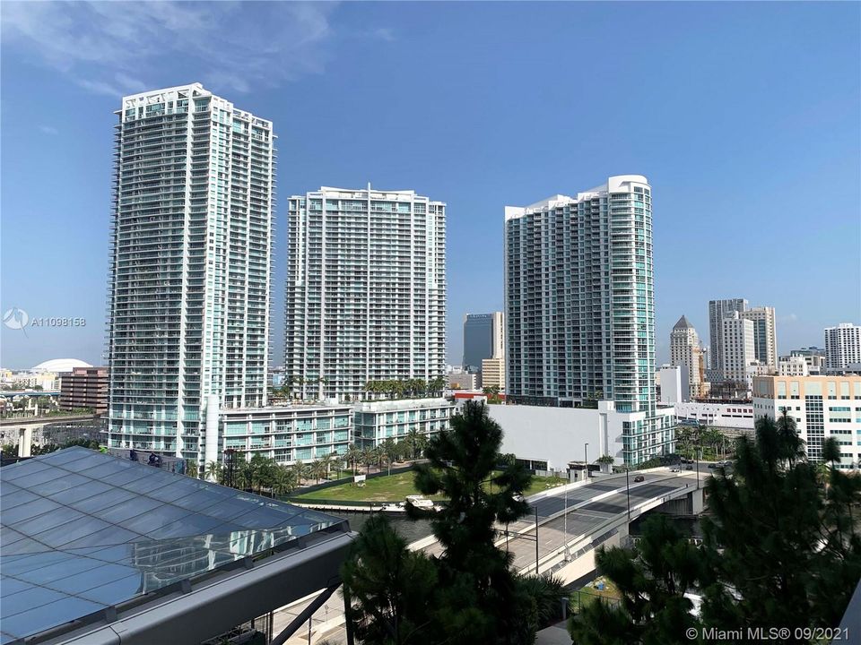 Recently Rented: $4,000 (1 beds, 1 baths, 976 Square Feet)