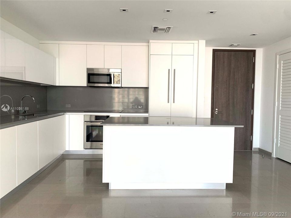 Recently Rented: $4,000 (1 beds, 1 baths, 976 Square Feet)