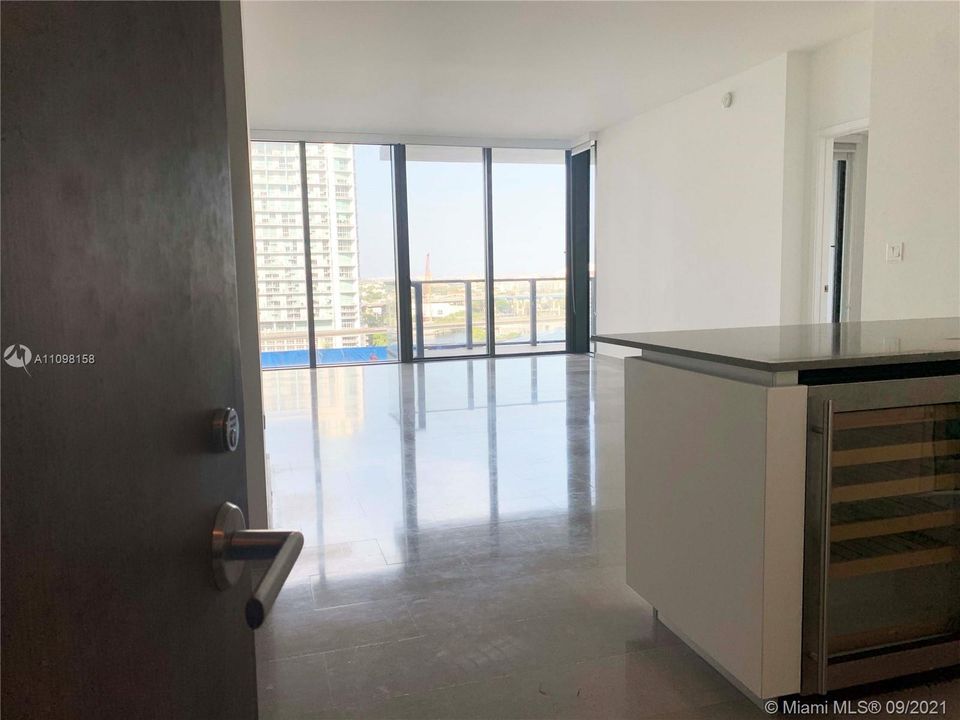 Recently Rented: $4,000 (1 beds, 1 baths, 976 Square Feet)