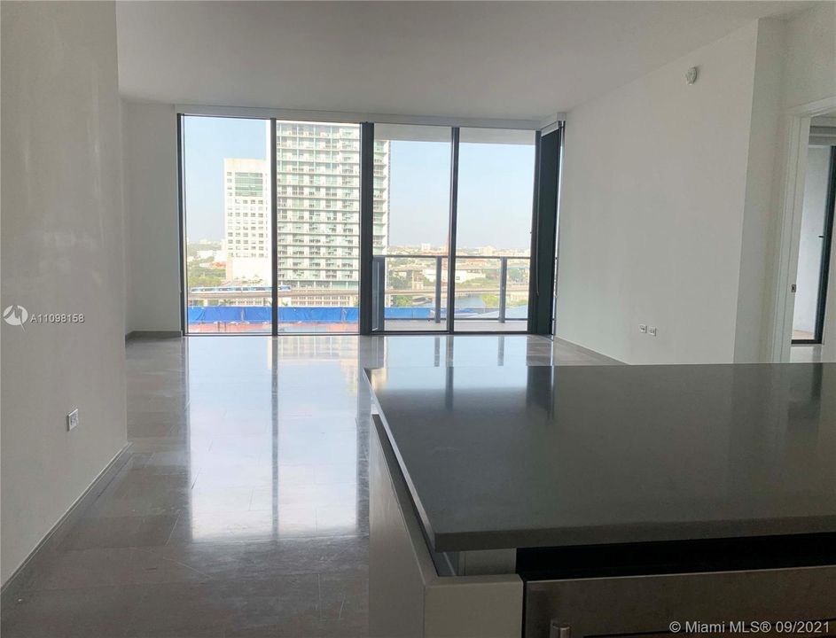 Recently Rented: $4,000 (1 beds, 1 baths, 976 Square Feet)