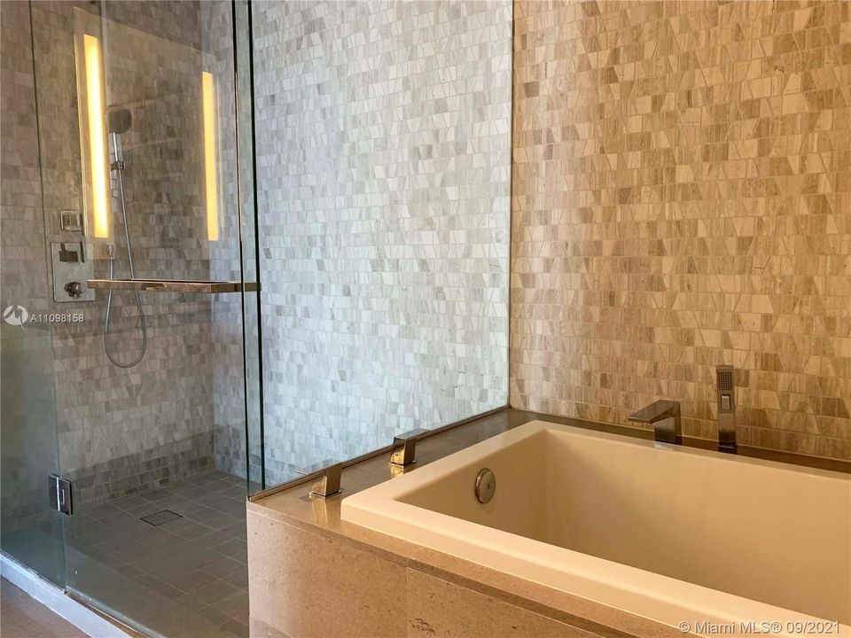 Recently Rented: $4,000 (1 beds, 1 baths, 976 Square Feet)