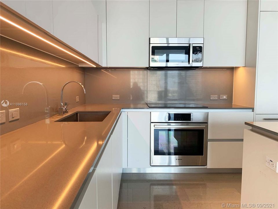 Recently Rented: $4,000 (1 beds, 1 baths, 976 Square Feet)