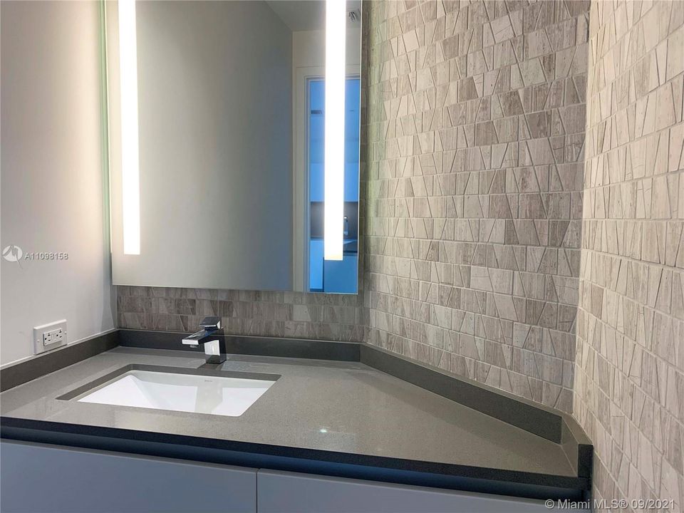 Recently Rented: $4,000 (1 beds, 1 baths, 976 Square Feet)