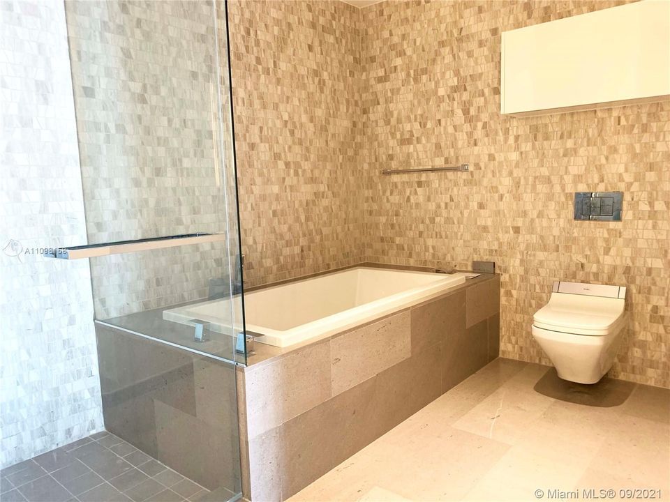 Recently Rented: $4,000 (1 beds, 1 baths, 976 Square Feet)