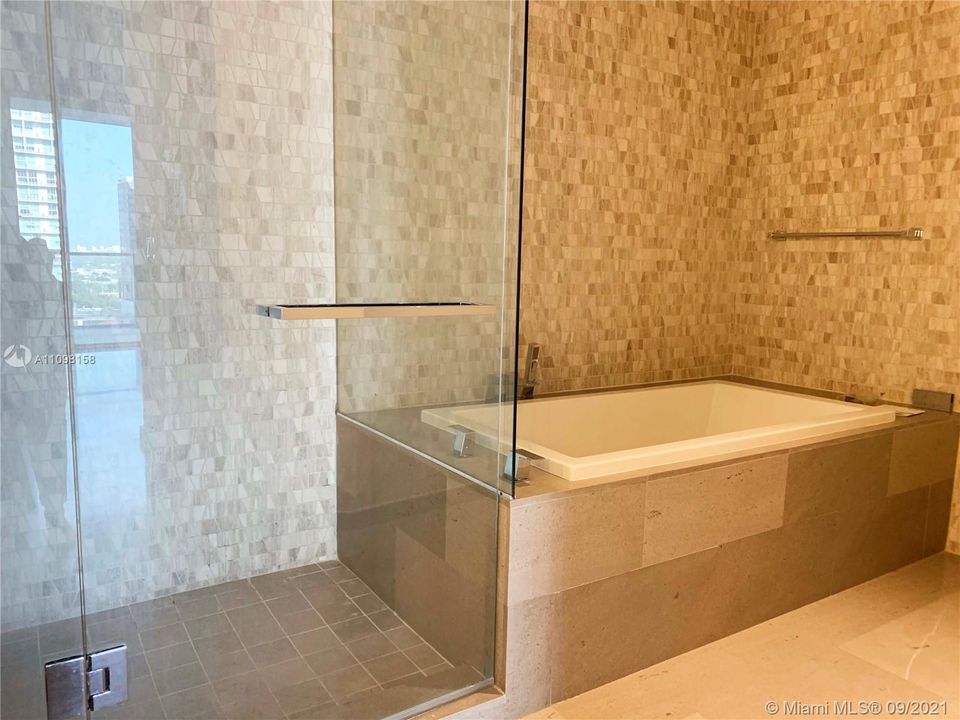 Recently Rented: $4,000 (1 beds, 1 baths, 976 Square Feet)