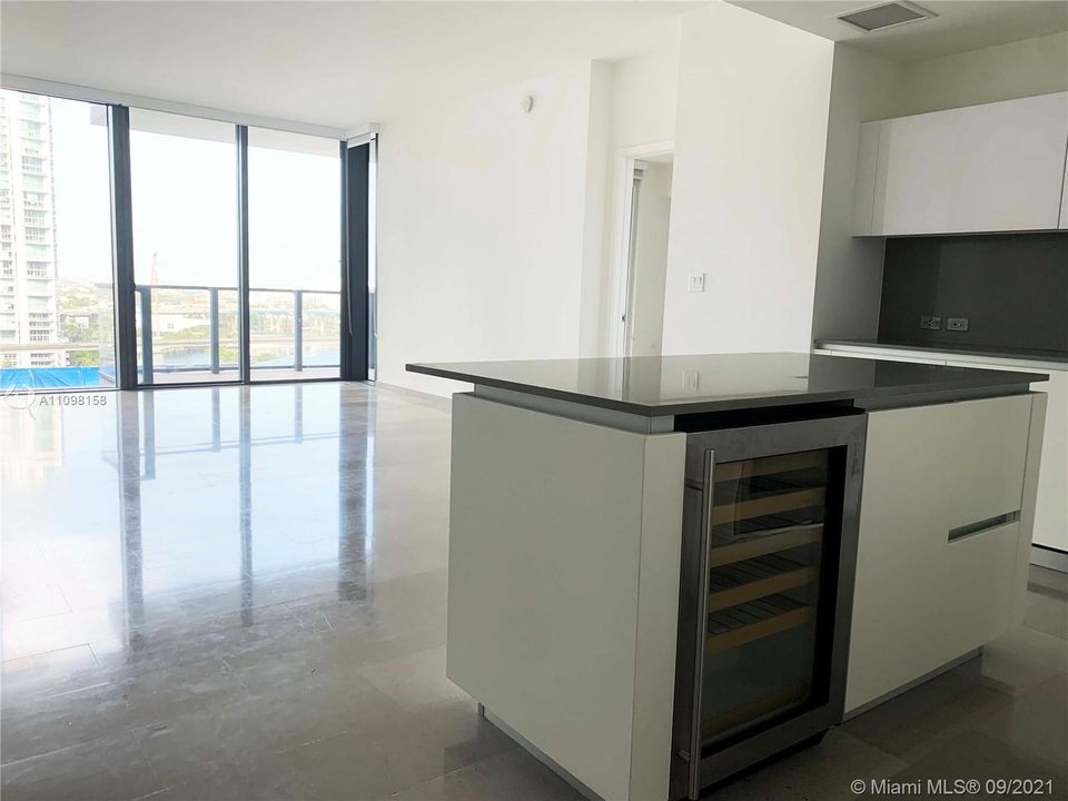 Recently Rented: $4,000 (1 beds, 1 baths, 976 Square Feet)