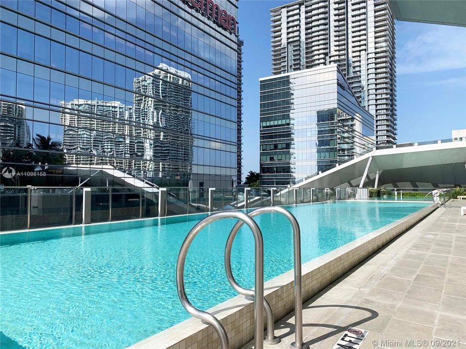 Recently Rented: $4,000 (1 beds, 1 baths, 976 Square Feet)