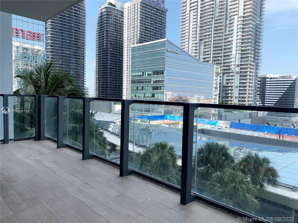 Recently Rented: $4,000 (1 beds, 1 baths, 976 Square Feet)