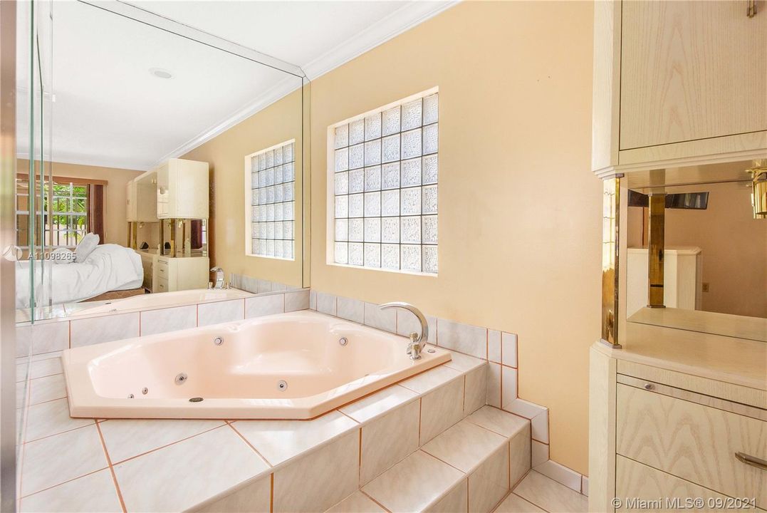 最近售出: $1,050,000 (4 贝兹, 4 浴室, 2130 平方英尺)