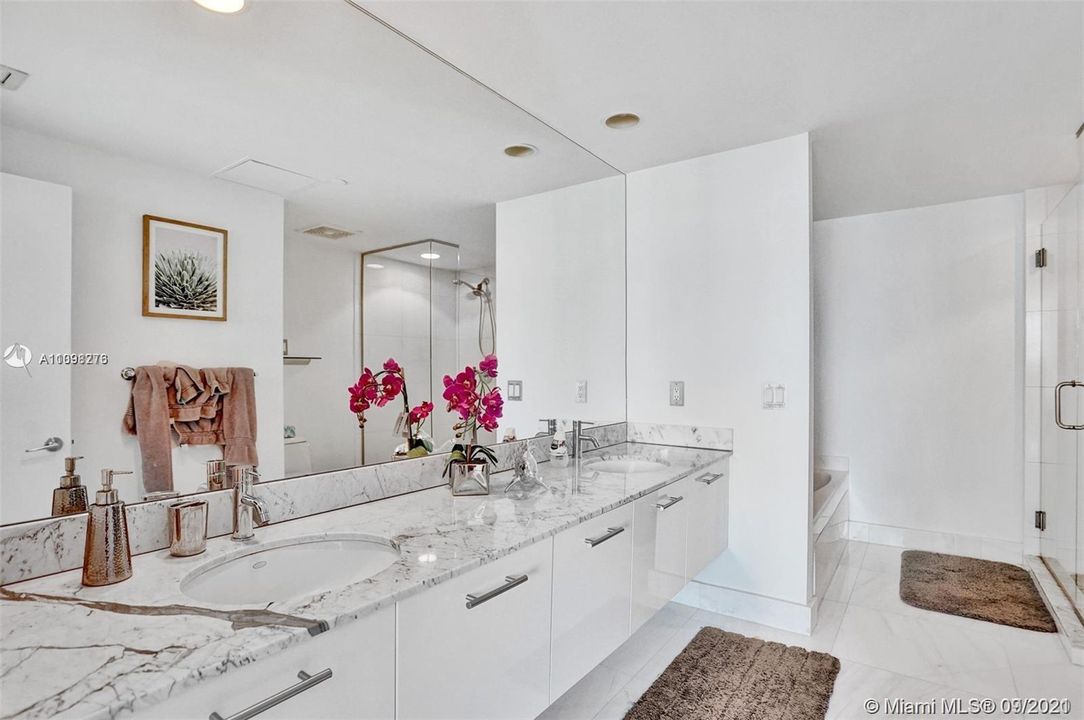 Recently Sold: $560,000 (2 beds, 2 baths, 1124 Square Feet)