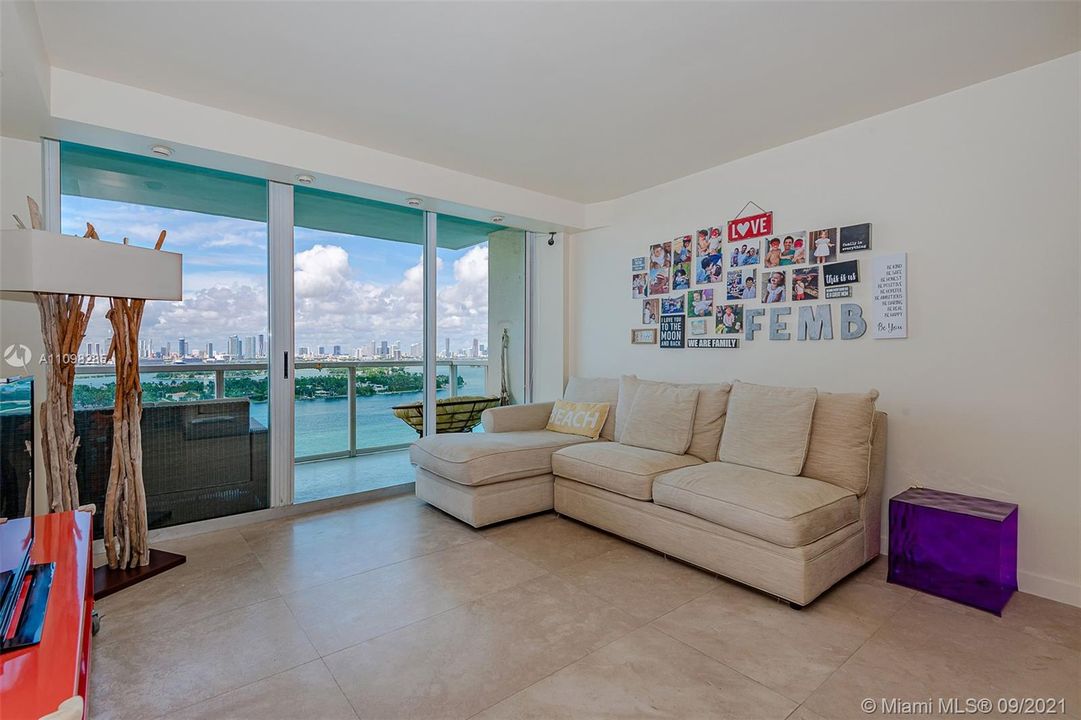 Recently Sold: $1,030,000 (2 beds, 2 baths, 1078 Square Feet)