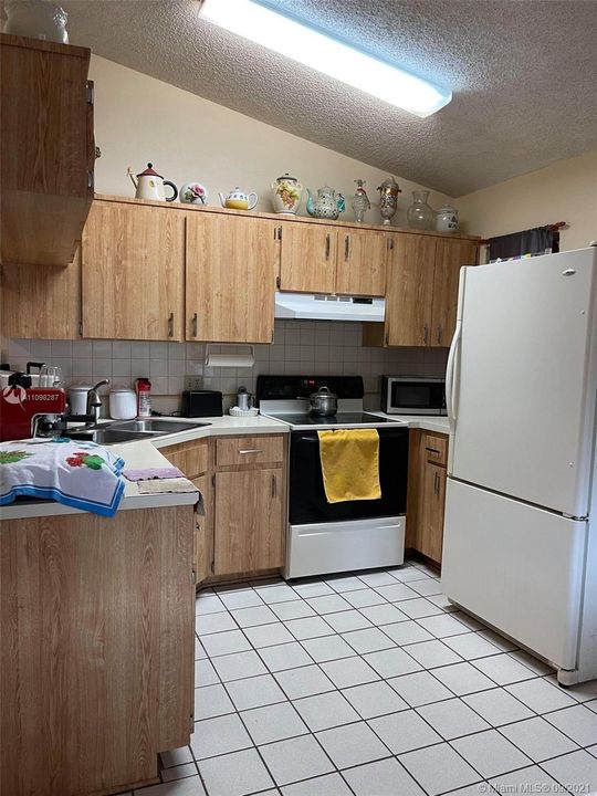 Recently Sold: $230,000 (2 beds, 2 baths, 988 Square Feet)